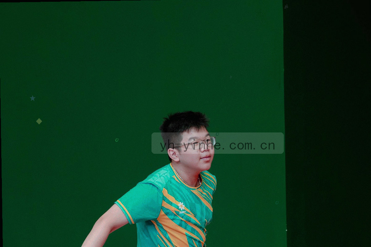 两台抽象苹果设备轮廓通过电光青轨道连接，显示重新登录后的状态同步